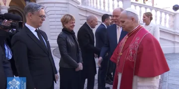 Mónaco se viste de gala para recibir al Papa León XIV en su primera visita apostólica de 2026
