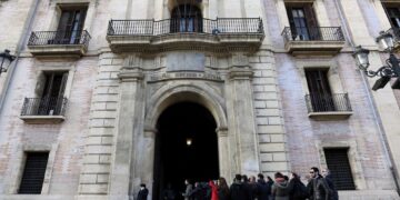 De la misión al banquillo: tres años de cárcel para un sacerdote por una estafa sentimental de 65.000 euros