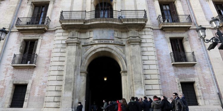 De la misión al banquillo: tres años de cárcel para un sacerdote por una estafa sentimental de 65.000 euros 1 De la misión al banquillo: tres años de cárcel para un sacerdote por una estafa sentimental de 65.000 euros