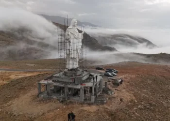 Una imponente estatua de Cristo se levanta en tierra marcada por la crisis
