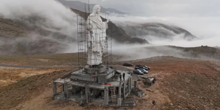 Una imponente estatua de Cristo se levanta en tierra marcada por la crisis