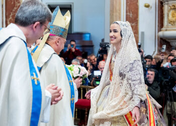 La Fallera Mayor de Valencia, recibida por el Arzobispo en la Basílica de la Virgen tras finalizar la Ofrenda