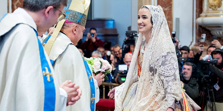 La Fallera Mayor de Valencia, recibida por el Arzobispo en la Basílica de la Virgen tras finalizar la Ofrenda