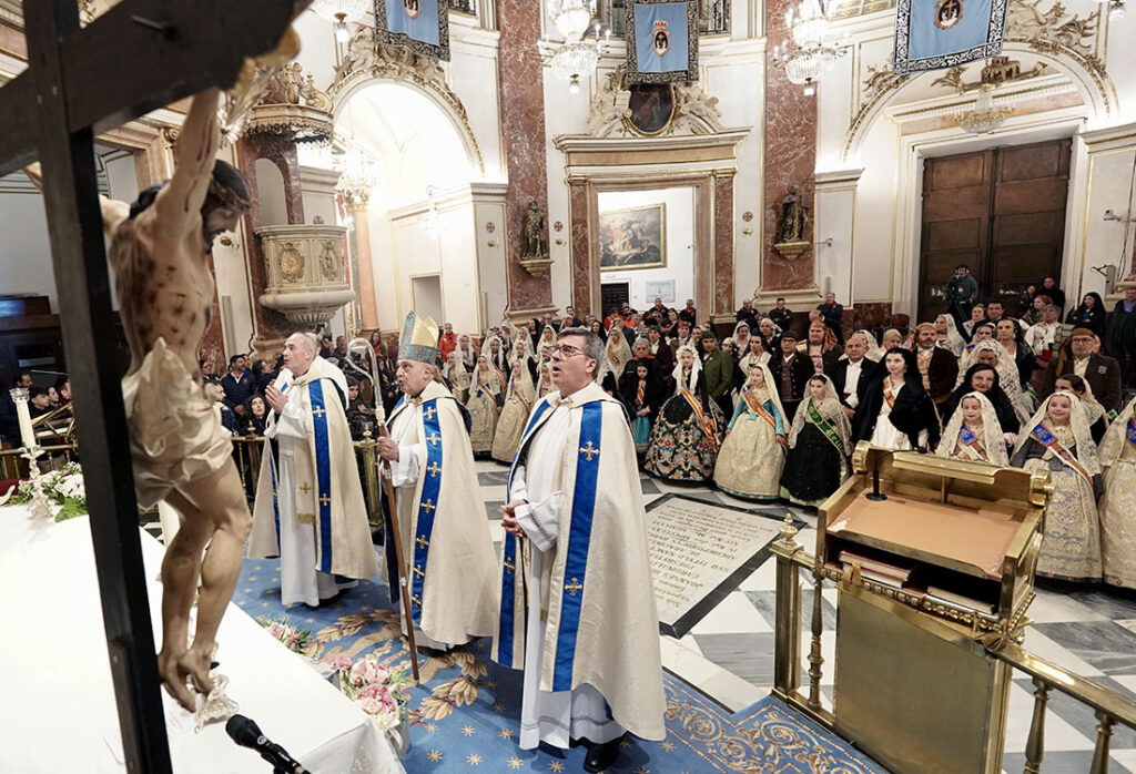 La Fallera Mayor Infantil de Valencia, recibida por el Arzobispo en la Basílica de la Virgen 2 ofrenda fallera mayor infantil 3