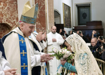 La Fallera Mayor Infantil de Valencia, recibida por el Arzobispo en la Basílica de la Virgen