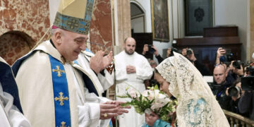 La Fallera Mayor Infantil de Valencia, recibida por el Arzobispo en la Basílica de la Virgen