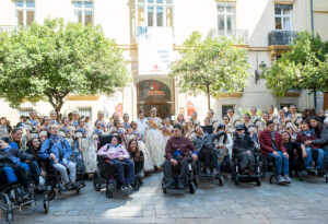 Cáritas Valencia celebra su acto fallero solidario con las Falleras Mayores y sus Cortes de Honor 2 penja ofrena manifest caritas FFMMV vgutierrezVLC 20260309 118 web