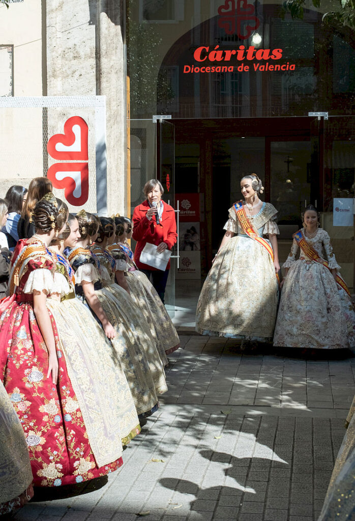 Cáritas Valencia celebra su acto fallero solidario con las Falleras Mayores y sus Cortes de Honor 5 penja ofrena manifest caritas FFMMV vgutierrezVLC 20260309 25 web