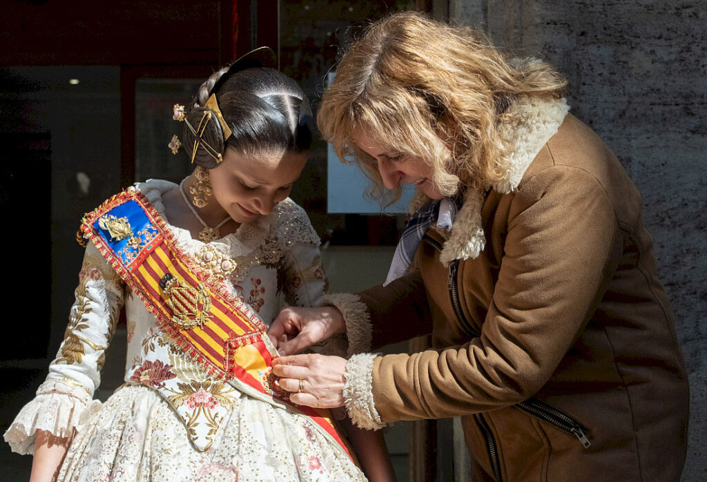 Cáritas Valencia celebra su acto fallero solidario con las Falleras Mayores y sus Cortes de Honor 4 penja ofrena manifest caritas FFMMV vgutierrezVLC 20260309 42 web