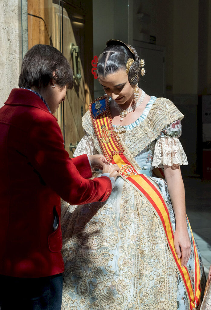 Cáritas Valencia celebra su acto fallero solidario con las Falleras Mayores y sus Cortes de Honor 6 penja ofrena manifest caritas FFMMV vgutierrezVLC 20260309 44 web