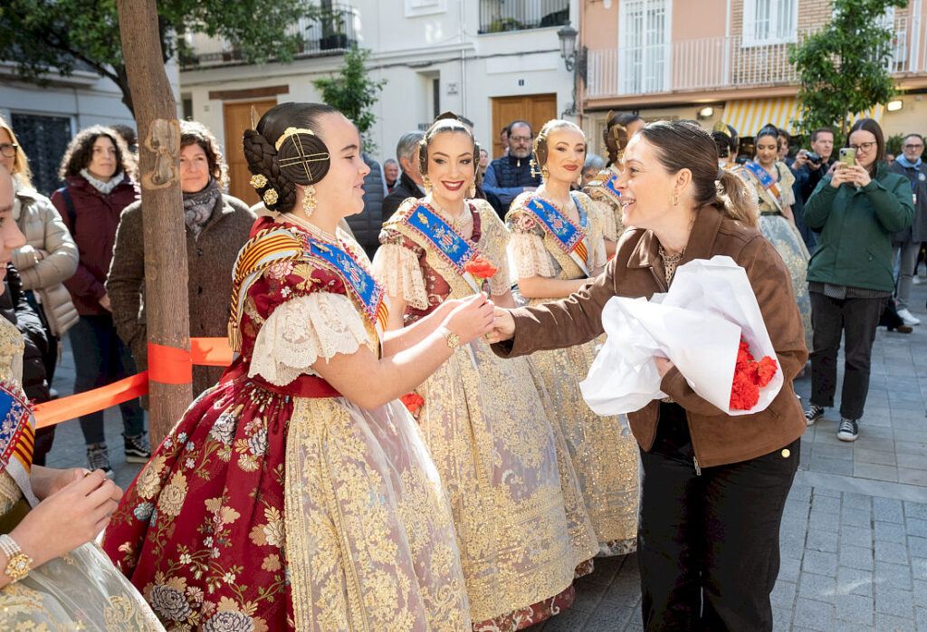 Cáritas Valencia celebra su acto fallero solidario con las Falleras Mayores y sus Cortes de Honor 3 penja ofrena manifest caritas FFMMV vgutierrezVLC 20260309 56 web