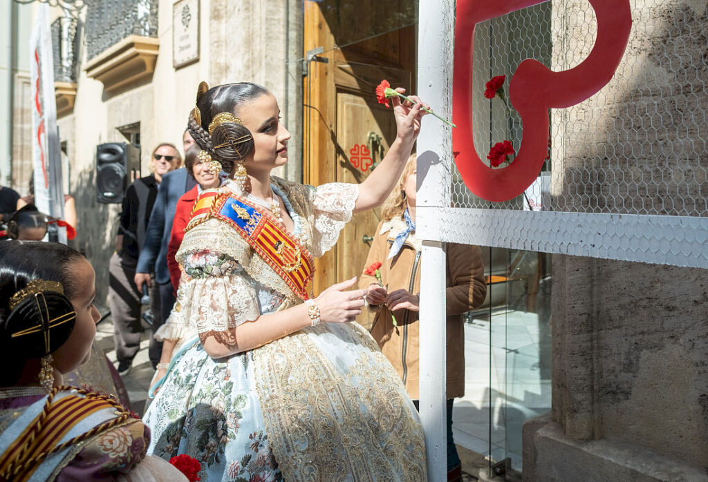 Cáritas Valencia celebra su acto fallero solidario con las Falleras Mayores y sus Cortes de Honor 8 penja ofrena manifest caritas FFMMV vgutierrezVLC 20260309 60 web