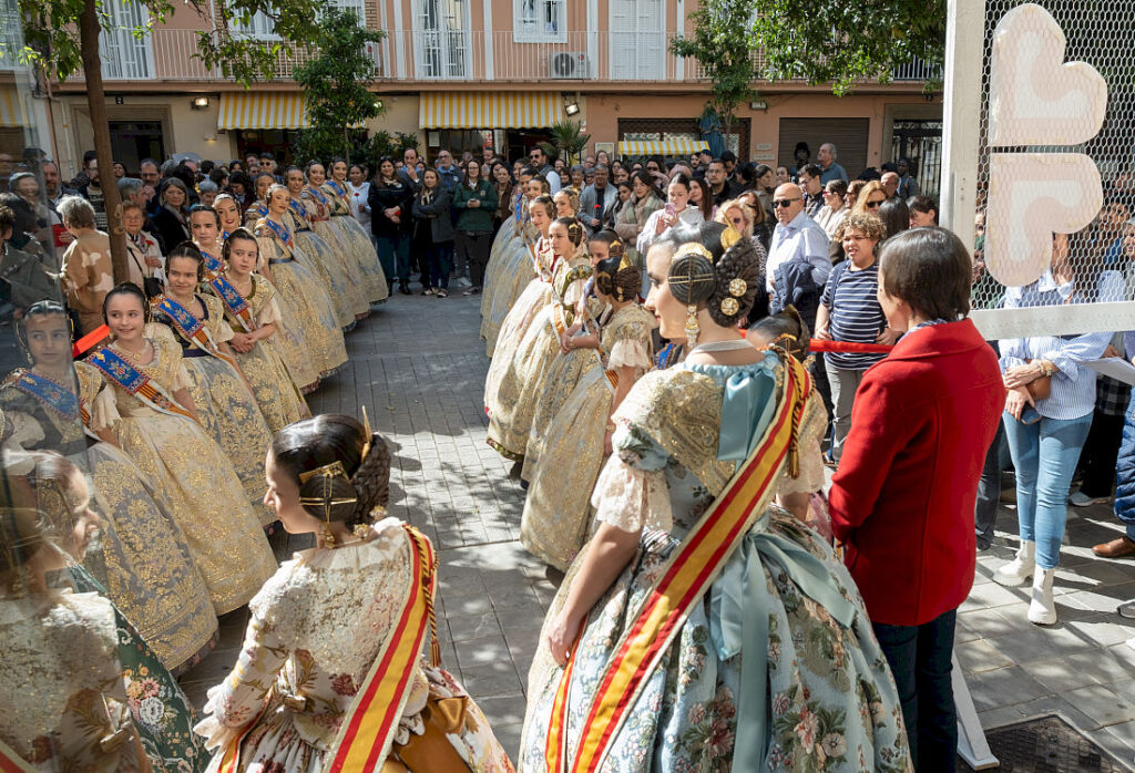 Cáritas Valencia celebra su acto fallero solidario con las Falleras Mayores y sus Cortes de Honor 7 penja ofrena manifest caritas FFMMV vgutierrezVLC 20260309 84 web