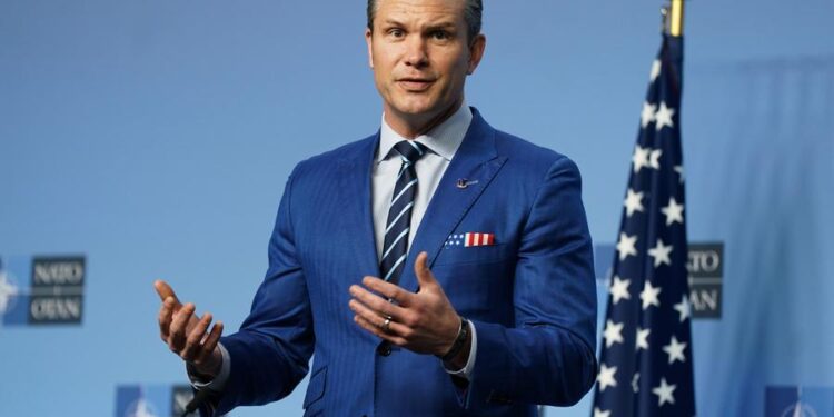 Pete Hegseth confunde las Sagradas Escrituras con un guion de 1994, el Pentágono se vuelve "Cult"