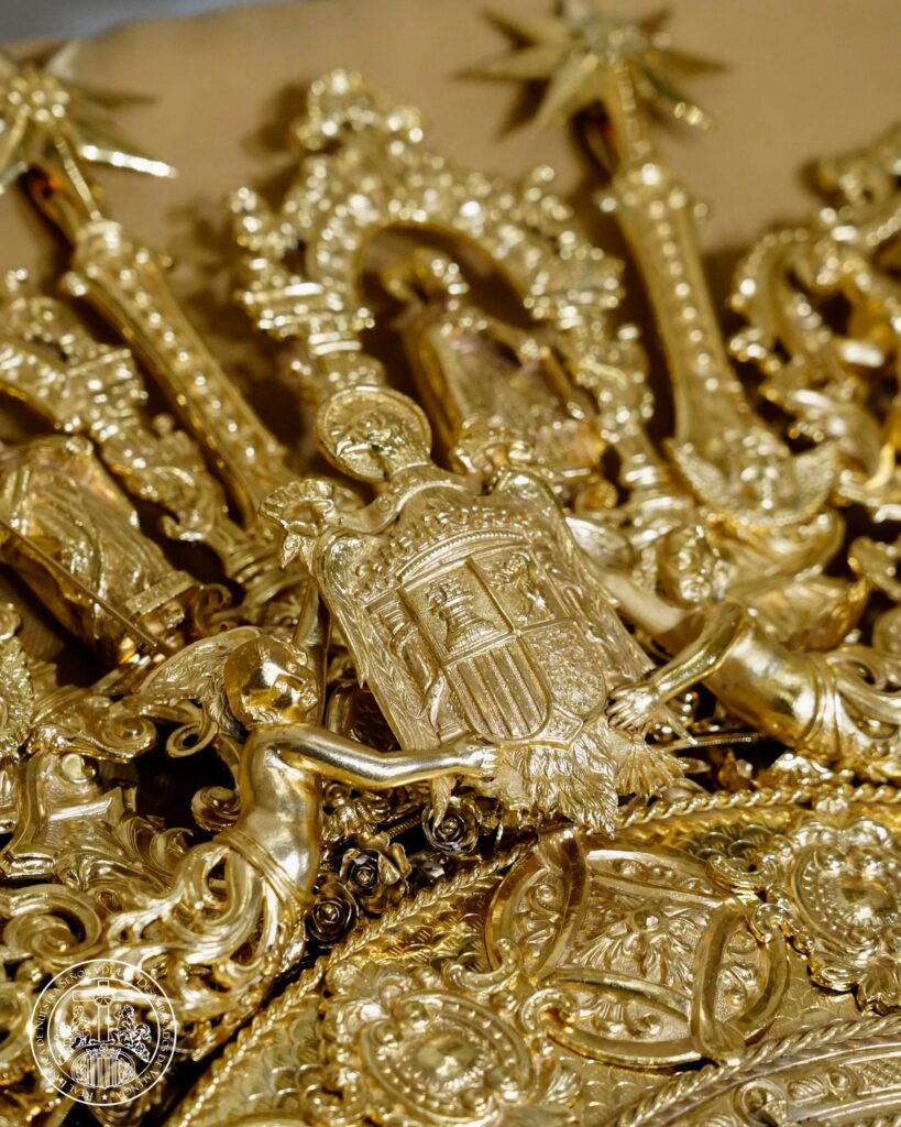 La Virgen de los Desamparados amanece hoy con Joyas Históricas, con la Aureola de las Parroquias 11 659584399 959092756841240 5799614591628113619 n