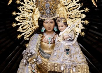 La Virgen de los Desamparados amanece hoy con la Aureola de las Parroquias