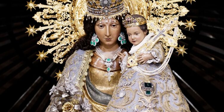 La Virgen de los Desamparados amanece hoy con Joyas Históricas, con la Aureola de las Parroquias 1 La Virgen de los Desamparados amanece hoy con la Aureola de las Parroquias