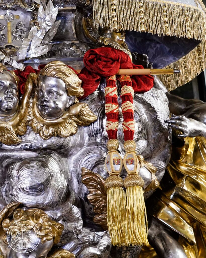 La Virgen de los Desamparados amanece hoy con Joyas Históricas, con la Aureola de las Parroquias 9 685640038 959093323507850 7704804156455692577 n