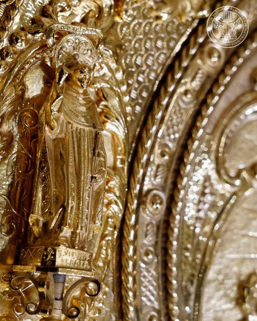 La Virgen de los Desamparados amanece hoy con Joyas Históricas, con la Aureola de las Parroquias 4 686160430 959092306841285 1261452390857774482 n