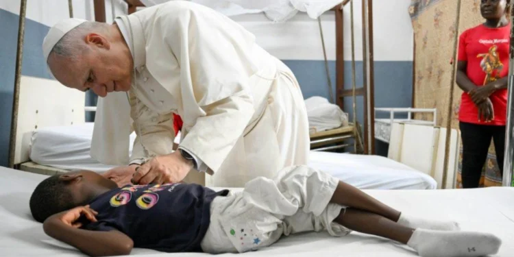 El Papa reivindica la dignidad frente a la enfermedad en Camerún