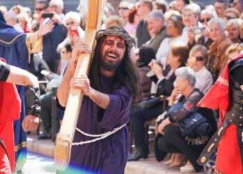 El joven Denís Madrid da vida a Cristo en La Pasión de Benetússer