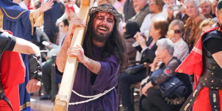 El joven Denís Madrid da vida a Cristo en La Pasión de Benetússer