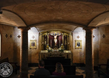 El Cristo de la Coveta regresa a su capilla, en la Basílica de la Virgen de los Desamparados de Valencia