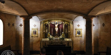 El Cristo de la Coveta regresa a su capilla, en la Basílica de la Virgen de los Desamparados de Valencia