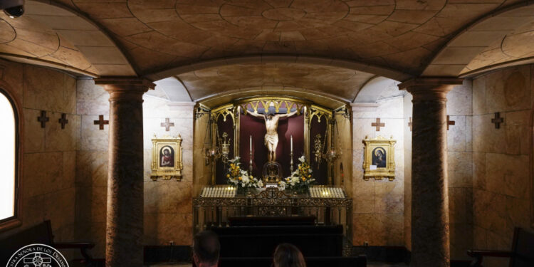 El Cristo de la Coveta regresa a su capilla, en la Basílica de la Virgen de los Desamparados de Valencia