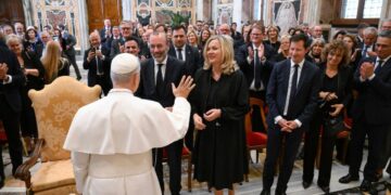 León XIV sacude los cimientos de la política europea: "Hay que volver a lo analógico y poner al pueblo en el centro"