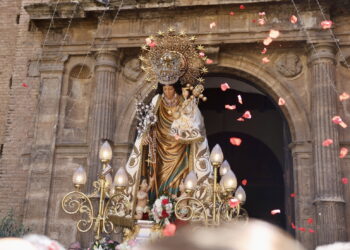 El renacer de la fe obrera: La Virgen «Cigarrera» vuelve a conquistar las calles de Valencia