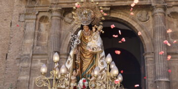 El renacer de la fe obrera: La Virgen «Cigarrera» vuelve a conquistar las calles de Valencia