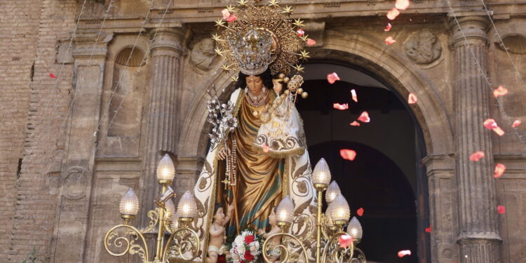 La Virgen de los Desamparados «Cigarrera» vuelve a conquistar las calles de Valencia 1 El renacer de la fe obrera: La Virgen «Cigarrera» vuelve a conquistar las calles de Valencia