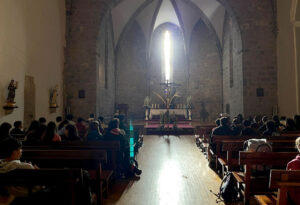 La diócesis se une a la convocatoria del Papa a rezar por la Paz, con los jóvenes ante el Santo Cáliz de Valencia 4 Peregrinacion Jovenes Sant Caliz 3