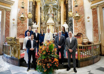 El Valencia Basket ofrece a la Virgen de los Desamparados de Valencia la Copa de la Reina