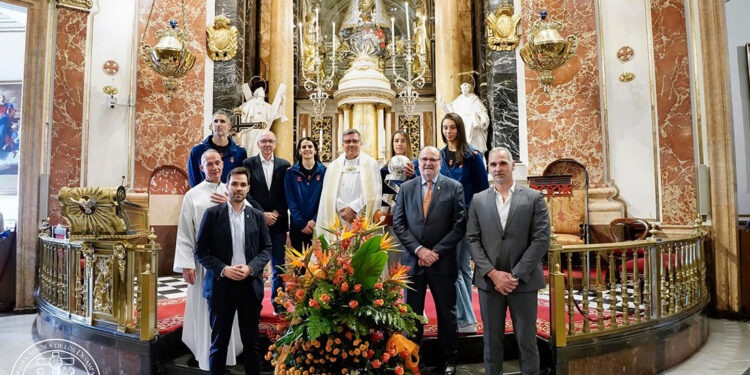 El Valencia Basket ofrece a la Virgen de los Desamparados de Valencia la Copa de la Reina