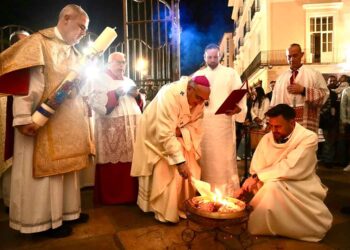La Catedral de Valencia acoge la solemne Vigilia Pascual presidida por el Arzobispo 2 La Catedral de Valencia acoge la solemne Vigilia Pascual Presidida por el Arzobispo
