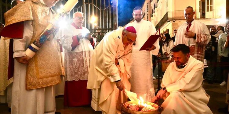 La Catedral de Valencia acoge la solemne Vigilia Pascual presidida por el Arzobispo 1 La Catedral de Valencia acoge la solemne Vigilia Pascual Presidida por el Arzobispo