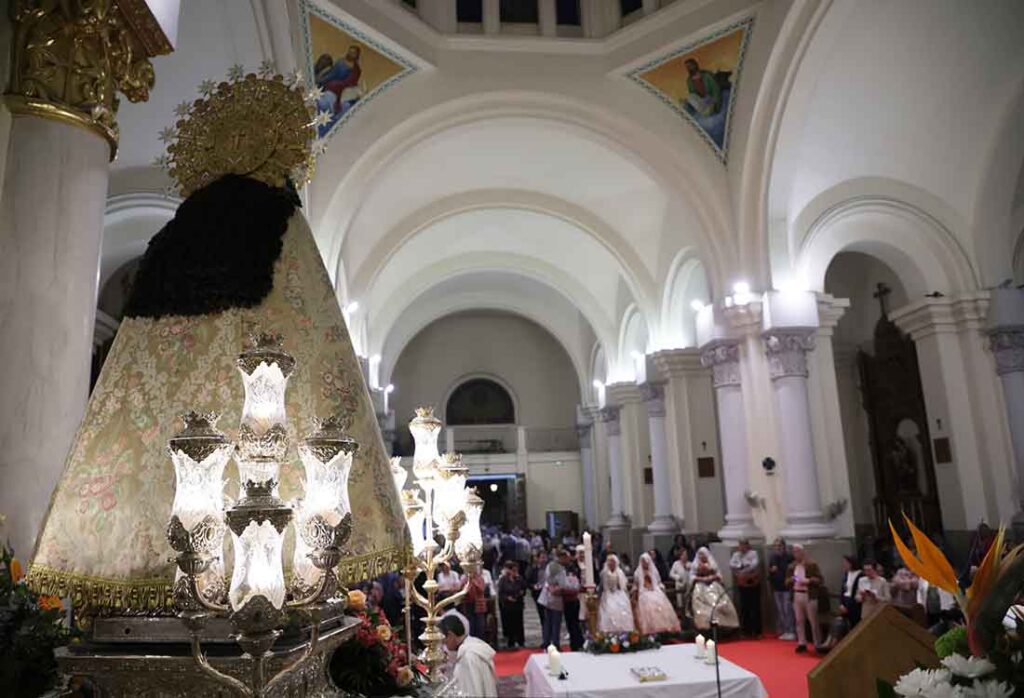 La imagen peregrina de la Virgen de los Desamparados visita el barrio valenciano de Benicalap 6 VisitaPeregrinaBenicalap Perona WEB11