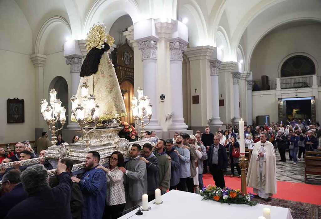 La imagen peregrina de la Virgen de los Desamparados visita el barrio valenciano de Benicalap 5 VisitaPeregrinaBenicalap Perona WEB12