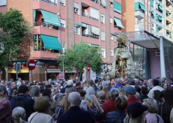 La imagen peregrina de la Virgen de los Desamparados visita el barrio valenciano de Benicalap