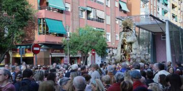La imagen peregrina de la Virgen de los Desamparados visita el barrio valenciano de Benicalap