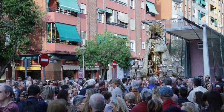 La imagen peregrina de la Virgen de los Desamparados visita el barrio valenciano de Benicalap 1 La imagen peregrina de la Virgen de los Desamparados visita el barrio valenciano de Benicalap