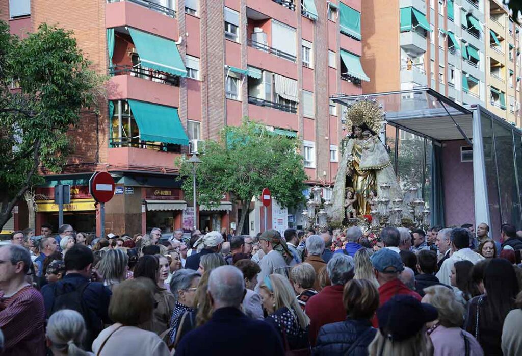 La imagen peregrina de la Virgen de los Desamparados visita el barrio valenciano de Benicalap 2 VisitaPeregrinaBenicalap Perona WEB5 copia