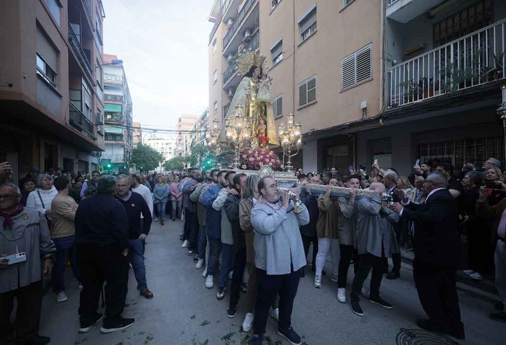 La imagen peregrina de la Virgen de los Desamparados visita el barrio valenciano de Benicalap 4 VisitaPeregrinaBenicalap Perona WEB6