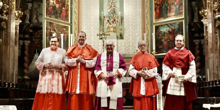 La Catedral de Valencia acoge la toma de posesión de los nuevos canónigos de la Seo 1 La Catedral de Valencia acoge la toma de posesión de los nuevos canónigos de la Seo