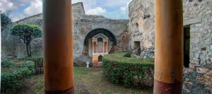 Así eran los "Altares religiosos" más sagrados de Pompeya, "Altares domésticos o lararios" 2 colonnaded peristyle with lararium in the house of the prince of naples pompeii walk c5c085b8 260428142306 1280x569