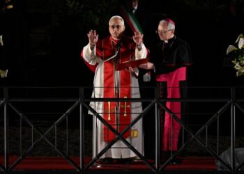 El Papa carga con el dolor del mundo en el Coliseo