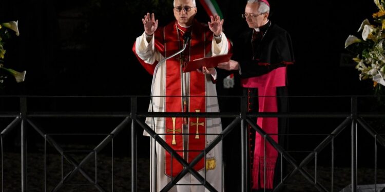 El Papa carga con el dolor del mundo en el Coliseo