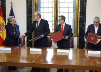 Firma del protocolo con el Defensor del Pueblo y el Gobierno para regular el reconocimiento y la reparación de víctimas